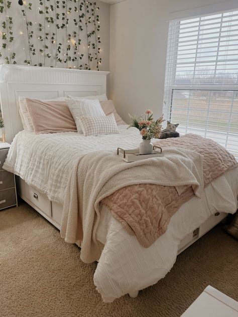 Dream Bedroom Inspiration, White Room Decor, Classy Bedroom, Room Redesign, Preppy Room Decor, Preppy Room, Redecorate Bedroom, Cozy Room Decor, Teen Bedroom Decor