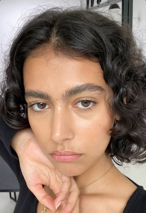 Bushy Eyebrows Aesthetic, Eyebrows Round Face, 90s Eyebrows, Fresh Face Makeup, Garbage Dump, Dark Skin Models, Bushy Eyebrows, Girly Makeup, Clear Glowing Skin