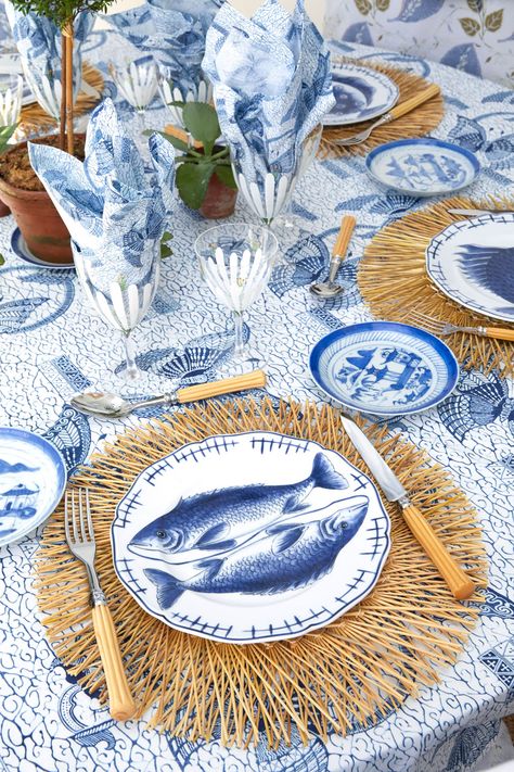 Blue And White Tablescapes, Seaside Theme, Easter Table Settings, Table Setting Decor, Chic Table, Chinoiserie Chic, Pretty Tables, Nautical Style, Summer Tables