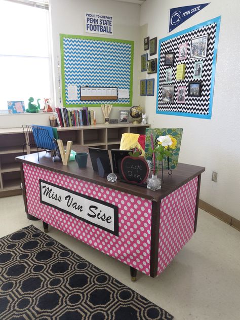 High school classroom desk designed using wrapping paper! Makes the room look so much brighter! Classroom Desk Decorations, Pink Teacher Desk, Front Of Teacher Desk Ideas, Teacher's Desk, Classroom Desk Decor, Teacher Desk Makeover, Teacher Desk Decorations, Classroom Organization High School, Pink Classroom