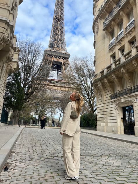 Ootd neutral outfit blazer suit eiffel tower paris parisian day outfit inspo style fashion Eiffel Tower Fits, Fall Outfits France, Effiel Tower Outfits, Eiffel Tower Poses Pictures, Eiffel Tower Outfit Spring, Paris Outfits Spring 2024, April Paris Outfits, Paris Trip Outfits Spring, Eiffel Tower Outfit Summer