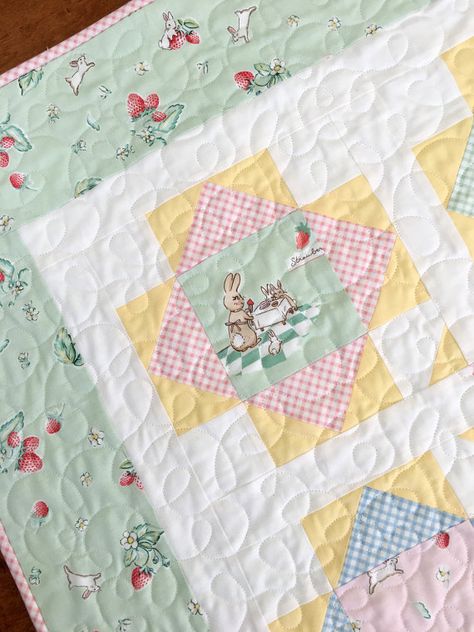 Girl Quilts Patterns, Shoo Fly, Baby Quilt Patterns, Childrens Quilts, Lap Quilts, Pretty Quilt, Quilt Baby, Doll Quilt