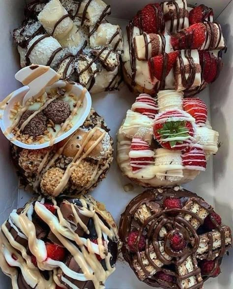 Donuts Toppings, American Sweets, Donuts Gourmet, Donut Toppings, Food Business Ideas, Sleepover Food, Delicious Donuts, Yummy Comfort Food, Food Drinks Dessert