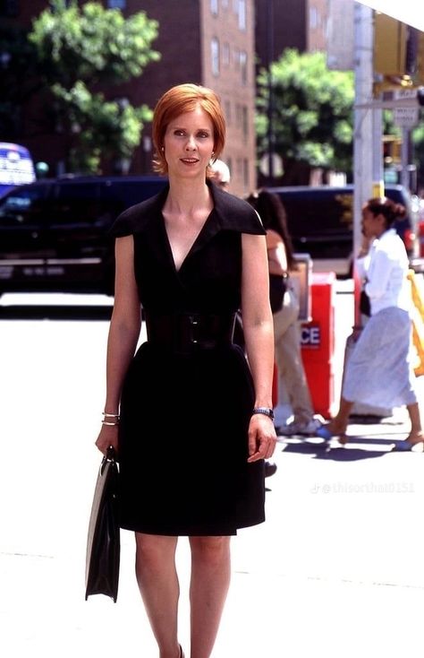 Miranda Hobbes, Boss Lady Outfit, Cynthia Nixon, Patterned Crop Top, City Outfits, Estilo Preppy, Movie Fashion, Carrie Bradshaw, City Style