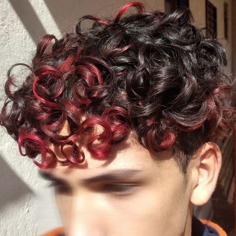 Red Curly Hair Men, Dyed Curly Hair Men, Cortes Aesthetic, Red Hair Boy, Red Hair Men, Black Red Hair, Dyed Hair Men, Dark Curly Hair, Dyed Curly Hair