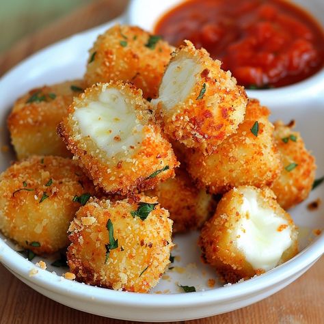 Fried Cheese Bites, Cheese Dippers, Cheesy Bites, Gourmet Food Plating, Fried Cheese, Snacks Easy, Instagram Recipes, Twisted Recipes, Cheese Cubes