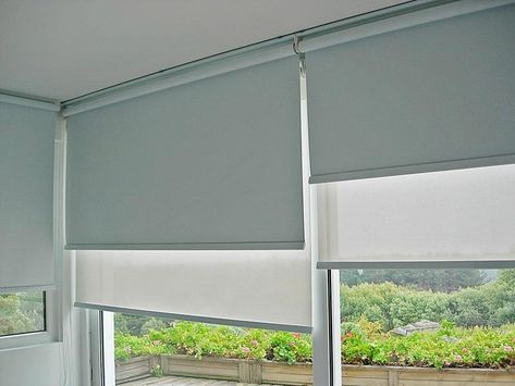 Guia: Cómo elegir las cortinas adecuadas para tu casa Roller Shades Living Room, Cortina Roller, Best Blinds, Drapes And Blinds, Plain Curtains, Honeycomb Blinds, Curtain Designs, Shades Blinds, Window Shades