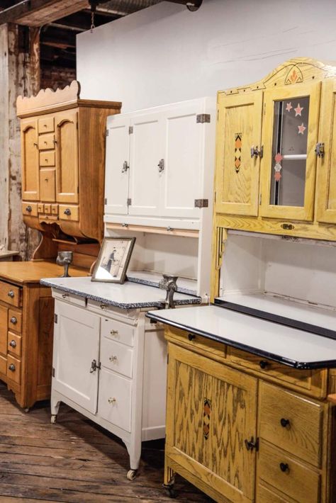 Hoosier Cabinet Museum - Coppes Commons Hoosier Cabinet Ideas Farmhouse, Hoosier Cabinet Decorating Ideas, Period Kitchen, Dwell Kitchen, Antique Hoosier Cabinet, Kitchen Cabinet Style, Vintage Kitchen Cabinets, Hoosier Cabinets, Hoosier Cabinet