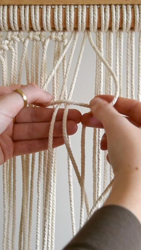 Hi friends! In today's free video tutorial we're making this super easy macrame wall hanging, perfect if you're a total beginner! Macrame Videos For Beginners, Easy Macrame Wall Hanging For Beginners, Easy Macrame Curtain, Large Macrame Wall Hanging Tutorial, Large Macrame Wall Hanging Diy, Macrame Wall Hanging For Beginners, Macrame Curtain Diy, Macrame Wall Hanging Pattern Free, Beginner Macrame Projects