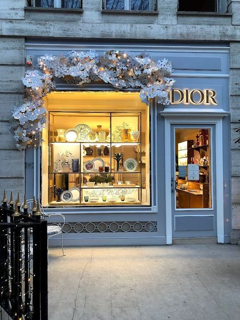 Boutique Exterior Store Fronts, Nyc Clothing Stores, Boutique Exterior, Images Of Paris, Boutique Store Displays, Parisian Store, Flower Shop Design, Retail Store Interior Design, Shop Facade