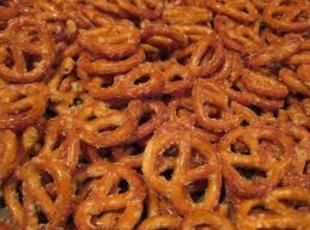 ZESTY RANCH PRETZELS Recipe ranch dressing mix, cayenne pepper, garlic powder, oil, pretzels Saltine Recipes, Xmas Apps, Spicy Pretzels, Ranch Pretzels, Seasoned Pretzels, Zesty Ranch, Ranch Packet, Pretzel Snacks, Pretzels Recipe