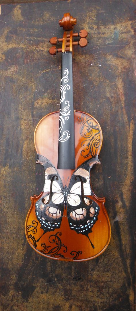 Would more kids play them if they were more colorfully designed? Painted Violin, Old Violin, Cool Violins, Violin Art, Violin Design, Instruments Art, Violin Music, Musical Art, Photography Subjects