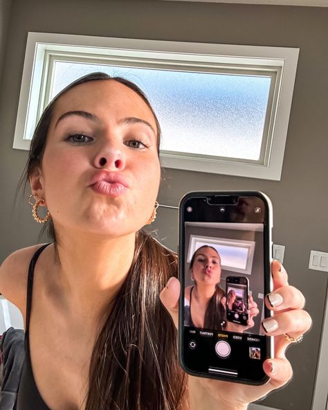 Woman Kissing Mirror, Kissy Face Selfie, Mirror Kisses, Sending Kisses, Kiss Face, Kissy Face, Camera Selfie, Selfie Poses, Cute Photos