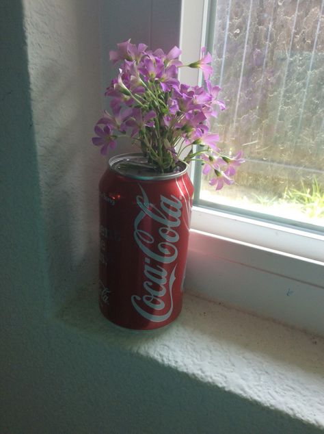 DIY soda can bouquet!! Coke Can Diy, Soda Can Room Decor, Soda Can Decor, Soda Can Diy Ideas, Diy Soda Can Crafts, Soda Can Crafts Diy Ideas, Soda Can Art Ideas, Coke Can Aesthetic, Soda Can Painting