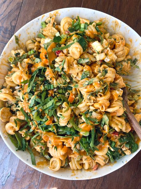 Buffalo Chicken Pasta Salad - Natalie Mason Buffalo Pasta, Buffalo Chicken Pasta Salad, Buffalo Sauce Recipe, Buffalo Chicken Pasta, Chicken Fresh, Salad Inspiration, Chicken Pasta Salad, Healthy Bowls, Primal Kitchen