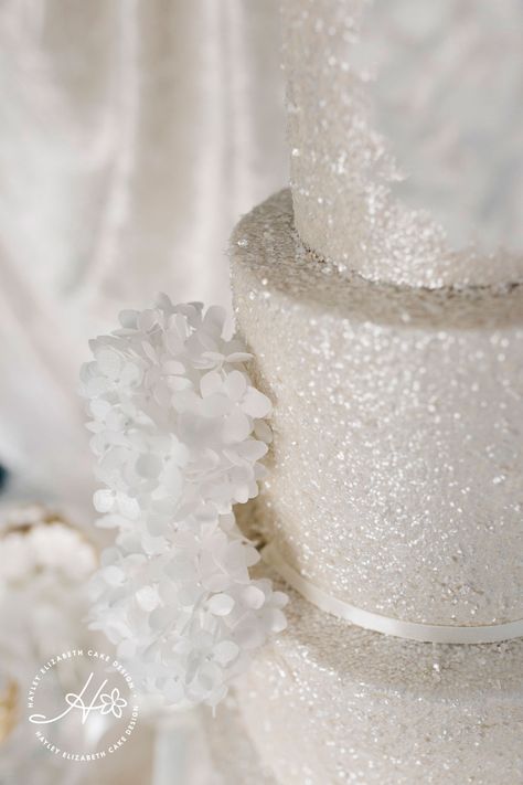 Shimmer Wedding Cake, Wedding Cake Glitter Sparkle, White Glitter Wedding Cake, Silver Cake Ideas, Wedding Cake Sparkle, Wedding Cake Glitter, White Glitter Cake, Glitter Wedding Cakes, Sparkly Wedding Cake