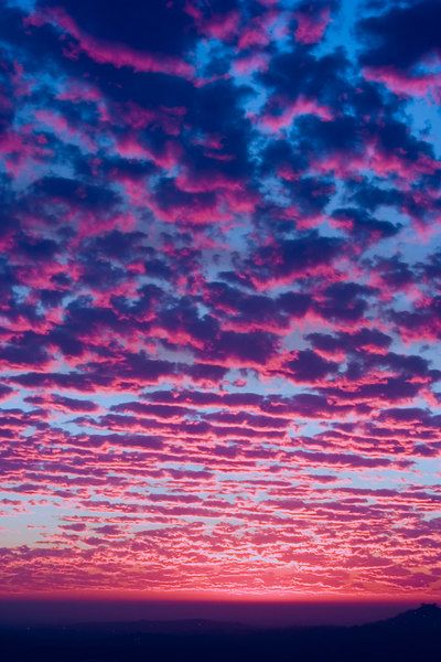 Shatter into different beautiful pieces<3 Photo Ciel, Beautiful Skies, 背景 シンプル, Purple Sky, Pretty Sky, Sun Sets, Blue Clouds, Sunset Pictures, Sky And Clouds