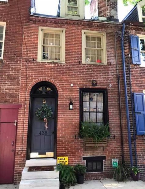 We Fixed Our Row House Windows! – Row House Living Row Home Exterior, Small Row House, Philly Row Home, Row Home, Row Home Interior Design, Row Houses, Historic Windows, Row House Design, Victorian Homes Exterior