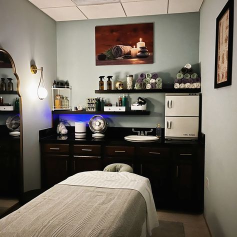 Comes with all tools needed to create a customized massage that fit your needs Massage Therapy Rooms Ideas, Tranquility Room, Massage Room Design, Therapy Rooms, Massage Room Decor, Moroccan Bath, Massage Therapy Rooms, Spa Room Decor, Massage Center