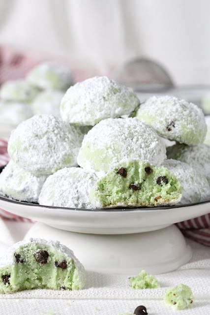 PISTACHIO CHOCOLATE CHIP SNOWBALL COOKIES - In Good Flavor Chocolate Chip Snowball Cookies, Pistachio Pudding Cookies, Pistachio Chocolate, Holiday Baking List, Pistachio Recipes, Pistachio Pudding, Snowball Cookies, Roll Cookies, Sweet Cookies