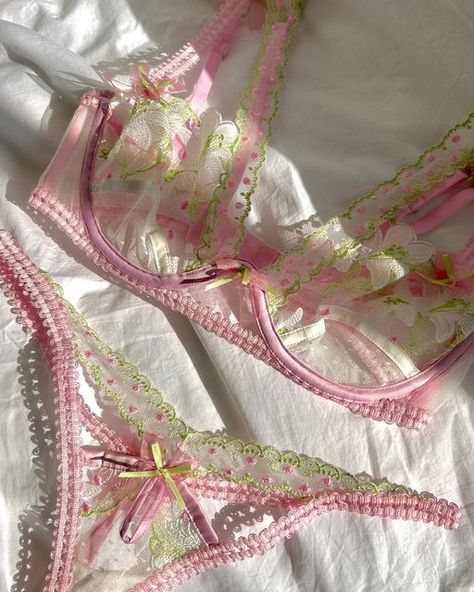 Pastel Lingerie, Harness Fashion, Lingerie Cute, Delicate Lingerie, Pretty Bras, Lingerie Inspiration, Cute Lingerie, Cute Preppy Outfits, Pretty Lingerie