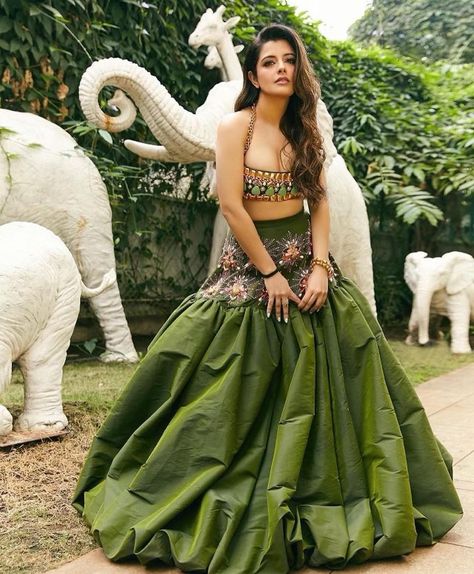 Papa Dont Preach by Shubhika on Instagram: “Starting our Saturdays right in Feel the rhythm 🎵 @natasha.luthra in our signature embellished bralette snd taffeta balloon skirt Shop…” Papadontpreach By Shubhika, Natasha Luthra, Velvet Sharara, Groom Outfit Inspiration, White Sharara, Feel The Rhythm, Sister Of The Bride, White Lehenga, Balloon Skirt