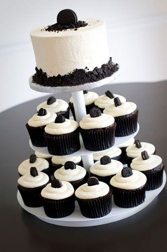 Oh baby! Goth Bakery, Tuxedo Cupcakes, Black And White Party Decorations, Cupcake Centerpieces, Black And White Cupcakes, Oreo Cupcake, Black Cupcakes, Black And White Wedding Cake, White Party Decorations