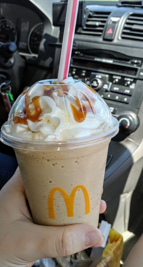 Mcdonalds Caramel Frappe, Carmel Frappe, Mcdonalds Shakes, Mcdonalds Coffee, Greek Recipe, Starbucks Orders, Junk Food Snacks, Food Babe, Food Therapy