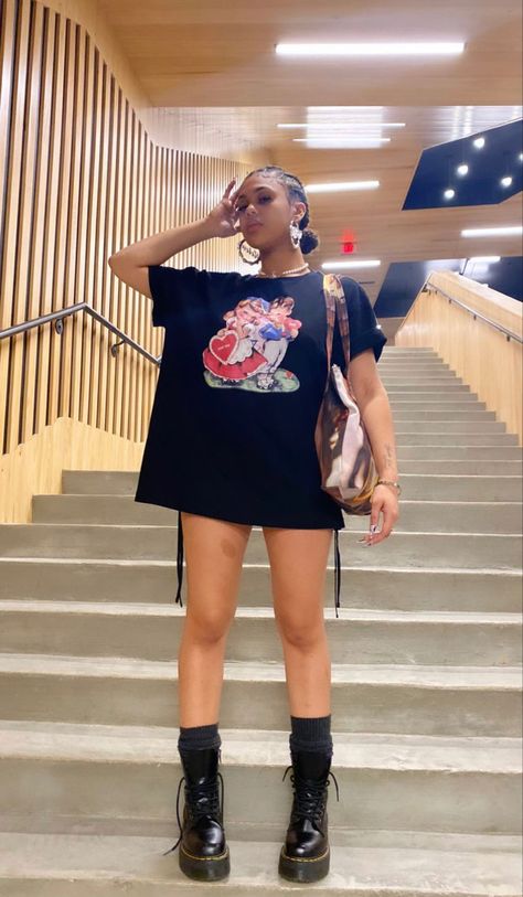 Big Tshirt Outfit Oversized Tee, Graphic Tee Outfit Black Women, Big Tshirt Outfit, Big T Shirt Outfits, Oversized Tee Outfit, Oversized Outfits, Cute College Outfits, Cute Teacher Outfits, Big T Shirt