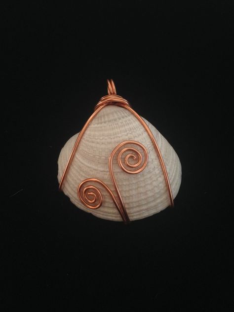 Wire-wrapped seashell pendant. Bijoux Fil Aluminium, Seashell Pendants, Seashell Jewelry, Diy Wire Jewelry, Wire Work Jewelry, Homemade Jewelry, Beach Combing, Work Jewelry, Handmade Wire Jewelry