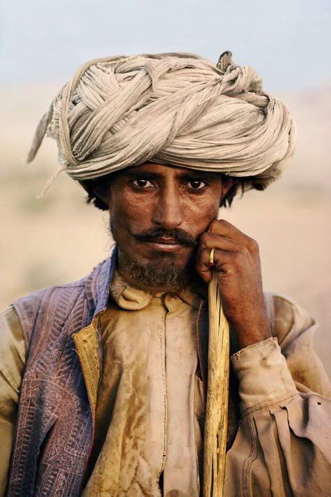 Steve Mccurry Portraits, Steve Mccurry Photos, Steve Mc, Afghan Girl, Steve Mccurry, Robert Doisneau, We Are The World, Lion Of Judah, People Of The World