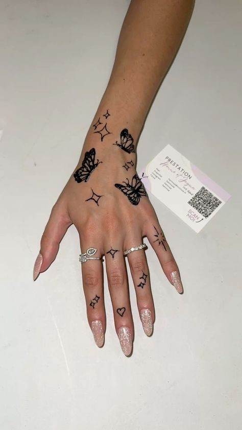 Prestation d’henne en region parisienne dans le 91. Plus de modèle sur instagram, tiktok ou snapchat. SUIVEZ MOI! ✨Henné henna butterflies papillon jagua ring bague manucure ongles Henna (mehndi) Design, Bridal Henna, Tattoo Fonts, Finger Tattoos, Butterfly Tattoo, Henna Tattoo, Arm Tattoo, Hand Tattoos, Henna