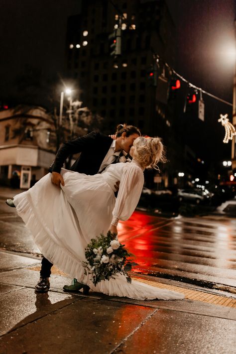 Night time photography 🚦🚦 Nighttime Engagement Photos, Night Shoot, Night Time Wedding, Night Time Photography, Wedding Shooting, City Engagement Photos, Time Photography, Night Couple, Night Shot