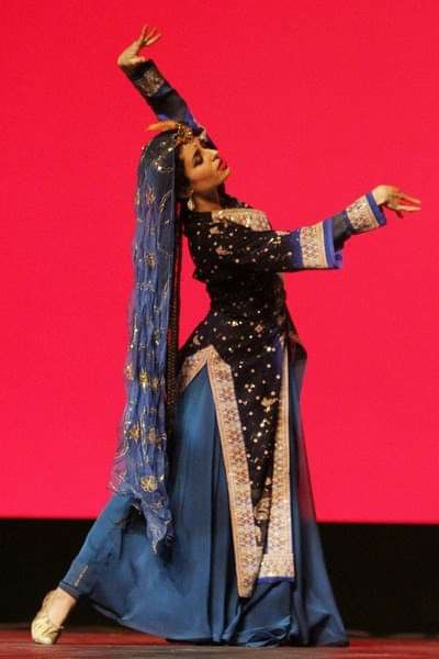 Iranian Fashion Traditional, Persian Dance Costume, Ancient Persian Clothing, Traditional Iranian Clothing, Iran Clothing, Persian Clothes, Persian Traditional Clothing, Servant Clothes, Iranian Clothes