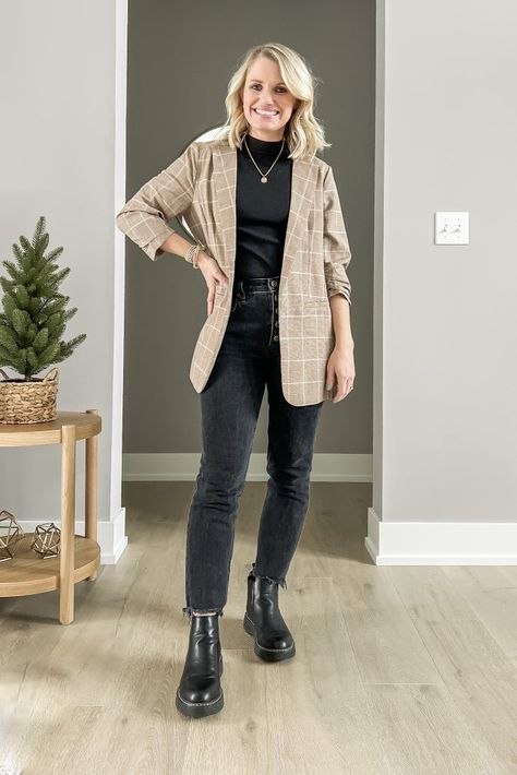 Chelsea Boots Outfit Winter, Sweater Dress With Tights, Chelsea Boot Outfit, Straight Jeans Outfit, Chelsea Boots Outfit, Capsule Wardrobe Women, Black Flare Jeans, Fall Boots Outfit, Winter Boots Outfits