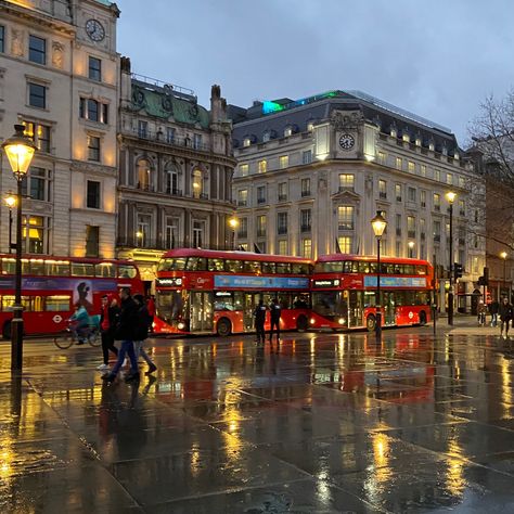 England Rainy Day, Exploring City Aesthetic, Life In London Aesthetic, Studying In London, London In The Fall, London Scenery, London England Aesthetic, London Autumn, London Streets