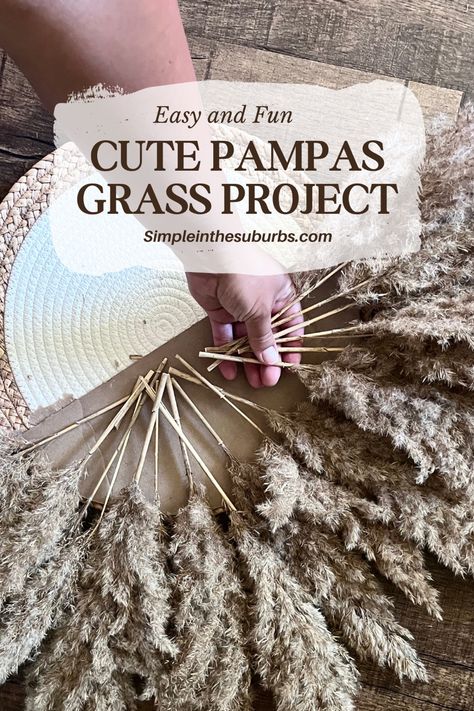 Hand holding pieces of pampas grass on a piece of cardboard Pampas Grass Diy Craft, Pink Pampas Grass, Grass Wreath, Grass Decor, Pampas Grass Decor, Pampas Grass, Ornamental Grasses, Easy Projects, Wall Hanger