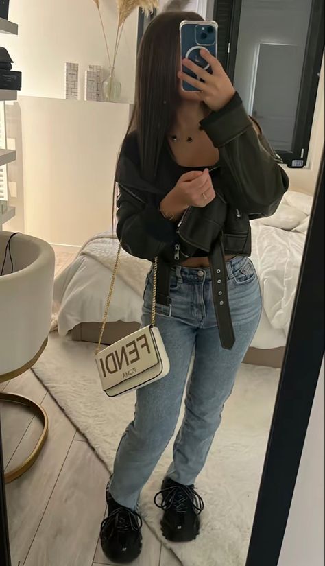 Balenciaga Track Outfit, Balenciaga Outfit, Uk Fits, Track Outfits, Style Balenciaga, Zara Drip, Look Jean, Streetwear Fits, Girl Fits