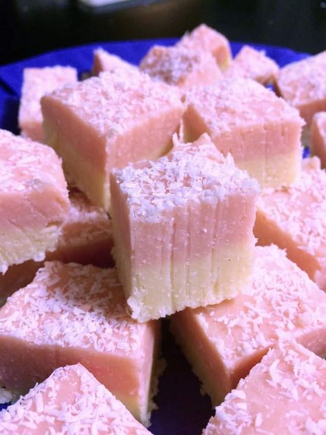 Coconut Ice Fudge - Slow Cooker Tip Coconut Ice Recipe, Rice Custard, Orange Fudge, Slow Cooker Rice Pudding, Slow Cooker Fudge, Coconut Fudge, Baileys Fudge, Cookies And Cream Fudge, Rocky Road Fudge