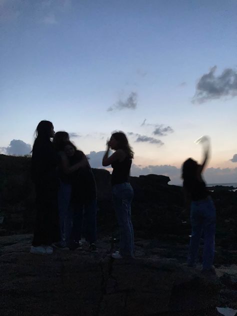 friend group teenagers beach party night dark crazy goofy friends aesthetic Aesthetic Group Pictures Faceless, Left Out Of The Group Photo, Sunset Group Picture, Group Aesthetic Photos Faceless, Diverse Friend Group Aesthetic Faceless, Crazy Girls Aesthetic, Goofy Friends Aesthetic, Out At Night With Friends, Group Of Friends Aesthetic Faceless