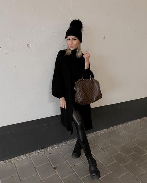 Frau mit schwarzem Outfit. Sie trägt einen langen Cardigan, eine Leder Leggings, hohe Schnürstiefel, eine Mütze mit Fellbommel und eine Handtasche von Louis Vuitton. Speedy 30 Outfit, Bag Outfit, Louis Vuitton Speedy 30, Speedy 30, All Black Outfit, Outfits With Hats, Boots Leather, Louis Vuitton Speedy, Lv Bag