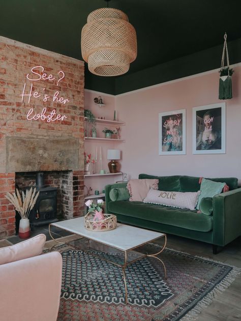 Living Room Design Green, Blush Living Room, Rosa Sofa, Green Couch Living Room, Funky Living Rooms, Colourful Living Room Decor, Art Deco Living Room, Gold Living Room, Green Living Room