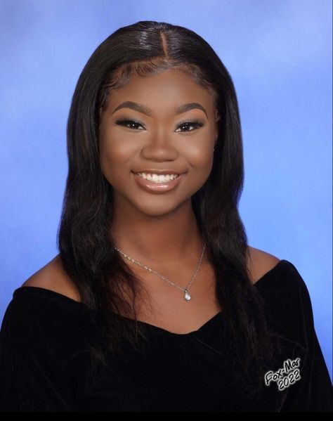 Senior Portraits Outfits High Schools, Graduation Baddie, Senior Portraits Outfits, Senior Yearbook Pictures, Graduation Things, High School Graduation Pictures, Senior Portrait Outfits, Professional Headshots Women, Grad Shoot