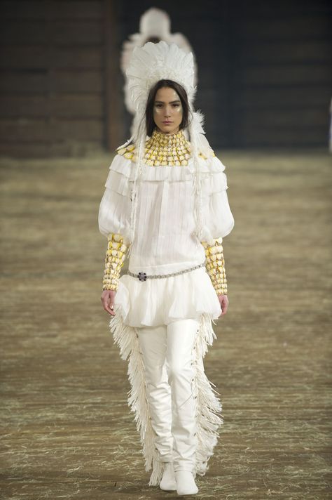 Native American Wedding Dress, American Fashion Style, American Costume, Shirt Types, Western Outfits Men, Mode Chanel, Viking Woman, Feather Headdress, Pre Fall Collection