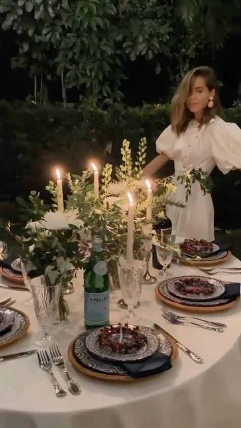 modasondurum on Instagram: Woow 😍 #loveit ✨ via @thestylebungalow Special Dinner Table Decor, Table Setting Inspiration Dinner Parties, Beautiful Dinner Tables, Ideas For Table Decorations Events, Outdoor Dinner Parties Tablescapes, Set Up Dinner Table, Home Dinner Table Setting, Happy Birthday Table Decoration Ideas, Home Dinner Party Table Settings