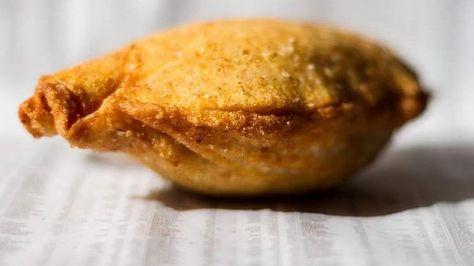 Bite into a crispy battilocchio (or pizza pocket) and you'll find cheese heaven. Deep Fried Pizza Pockets, Bryan Martin, Deep Fried Pizza, Pizza Pockets Recipe, Fried Pizza, Pizza Pocket, Fried Meat, Ricotta Pizza, High Protein Flour