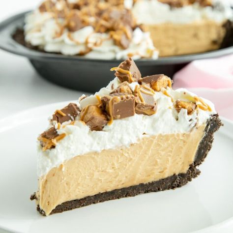 Peanut Butter Pie - Cake Me Home Tonight Cake Me Home Tonight, No Bake Peanut Butter Pie, Easy Peanut Butter Pie, Making Peanut Butter, Chocolate Peanut Butter Desserts, Mini Dessert Cups, No Bake Peanut Butter, Best Chocolate Desserts, Chocolate Graham Crackers