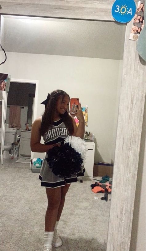 School Cheer Hairstyles, Black Cheerleader Aesthetic, School Cheer Aesthetic, Cute Cheerleader Outfits, Cheerleading Outfits Aesthetic, Cute Cheer Hairstyles, Cheer Photo Poses, Cheer Hairstyles, Cheerleading Bags