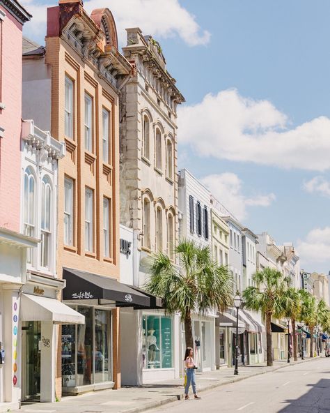 11 of Charleston's Hidden Gems - Explore Charleston Blog Charleston Trip, Savannah Beach, Charleston Vacation, Southern Coastal, Romantic Restaurants, Angel Oak, South Carolina Travel, College Of Charleston, Charleston Travel