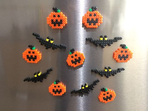 Hama beads, Perler beads, Pyssla Ikea. Pumpkins and bats. Halloween. Calabazas y murciélagos. Melty Bead Halloween, Small Halloween Perler Beads, Pumpkin Hama Beads, Halloween Iron Beads, Halloween Melty Beads, Fall Perler Beads, Perler Beads Halloween, Halloween Hama Beads, Halloween Perler Bead Patterns